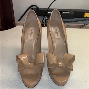 Valentino Garavani Nude Patent Leather Bow Peep-Toe Pumps